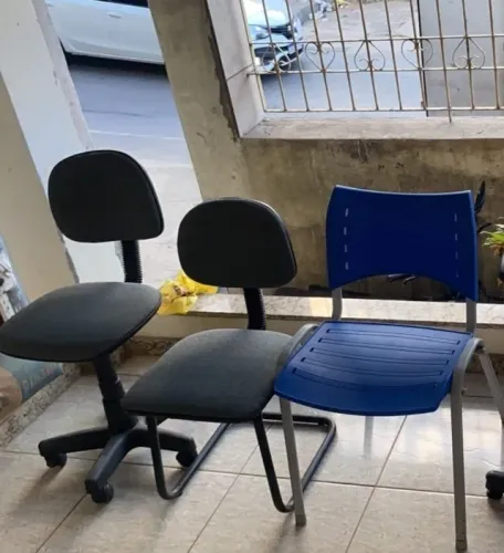 Kit 5 cadeiras e armário de aço usados