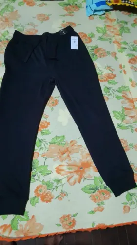 Calça moletom na etiqueta média por 60$ facilito a entrega pra vender logo 