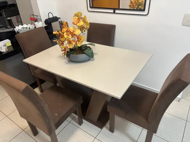 Mesa com 4 cadeiras 