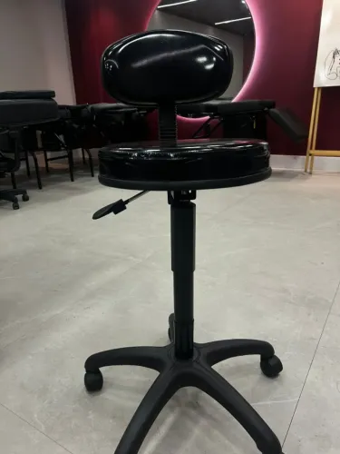 Mocho Estética com Encosto e Rodinhas - R$ 150