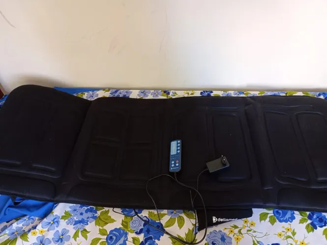 Esteira manual massageadora com diversas funções e tem controle remoto