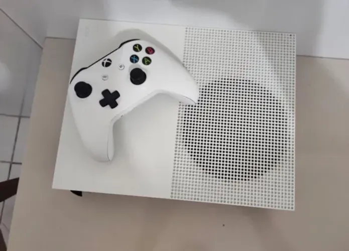 Xbox One S 256 GB C/ Controle e 2 Jogos
