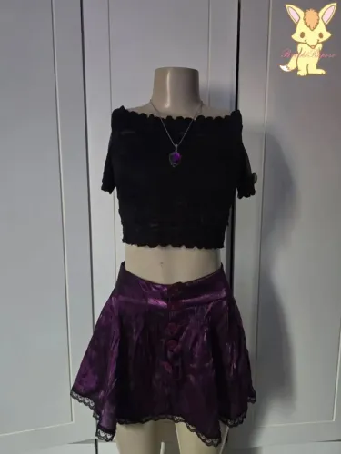 Cropped preto e sainha roxa 