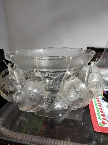 Poncheira de vidro com 10 xicaras sem concha