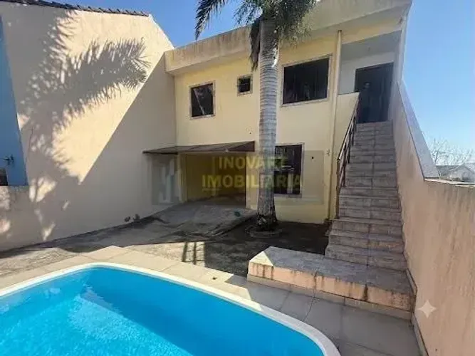 CASA COM 2 QUARTOS + 1 SUITE NA PISCINA