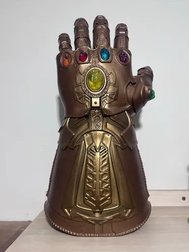 Acessório Colecionável Marvel Legends Manopla com Joias do Infinito Eletrônica Hasbro