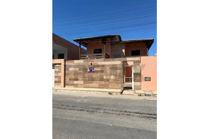 Duplex com localização estratégica, próximo ao comércio e à praia, ideal para quem busca c