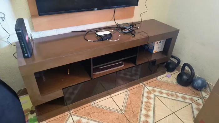 Vendo hack de sala com apoio de madeira para TV