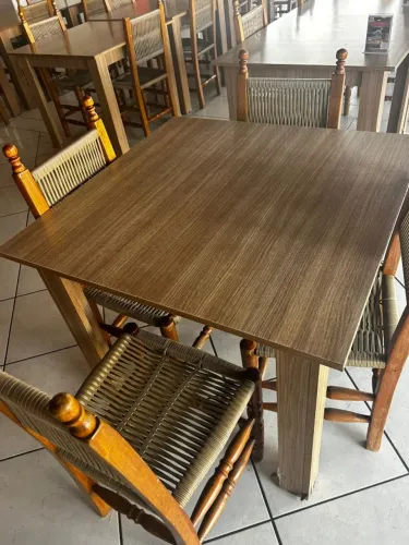 Mesa Pequena com 4 cadeiras   
