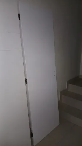 Vendo duas folhas de porta ,ambas laqueada uv