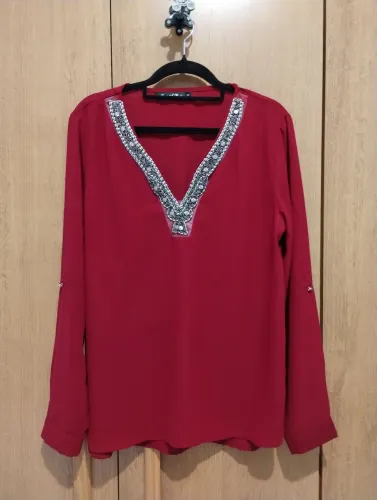 Blusa gola v em pedraria cor vinho