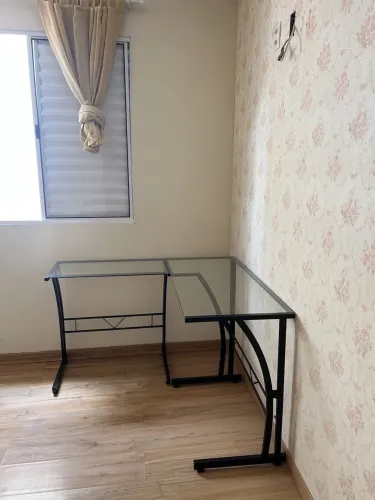 Mesa de vidro em L 