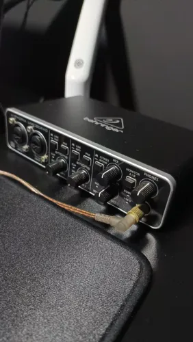 Interface de Áudio Behringer UMC204HD 