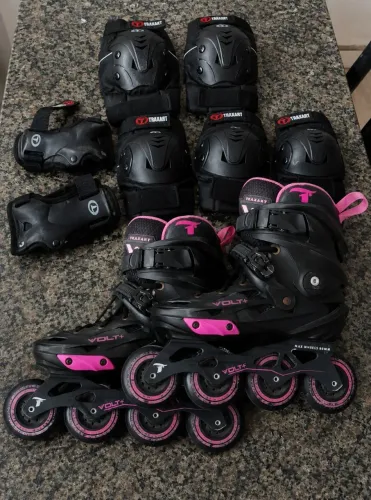 Patins Traxart Original Volt+ na cor preta com detalhes rosa e acessórios