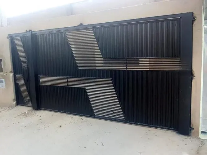 Portão modelo chapa ondulada e design moderno em X 3D apartir de: