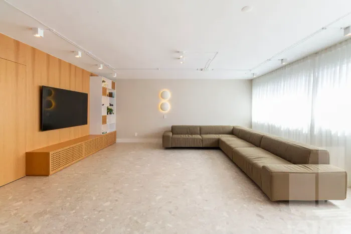 Apartamento totalmente reformado, nas nuvens, vista livre, ensolarado e arejado em prédio 