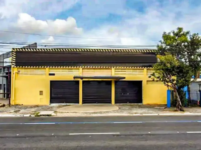 Pavilhão desocupado com 608m² privativo