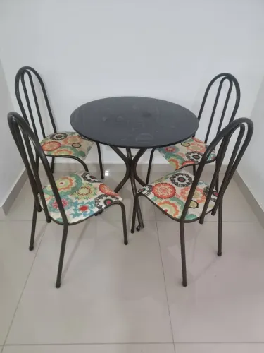 Mesa redonda 1 m diâmetro.
