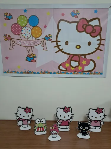 ? Kit Decoração Festa Hello Kitty - Painel + Displays + capas de almofadas