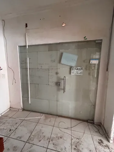 Porta de Vidro 1x2,2m e folha fixa 1,3x2,2m