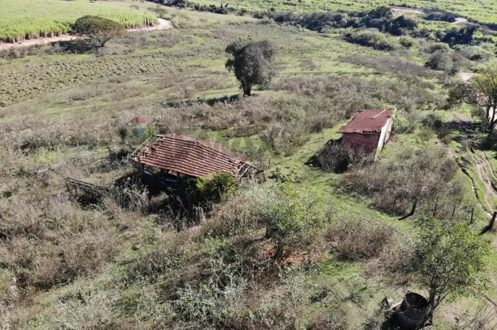 Sitio com 5.47 ha (54.471 m²) em Monte Alto, a 2km da rodovia, 9 km do centro.