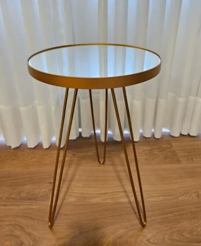 Mesa Lateral Espelhada com Pés Dourados em Metal