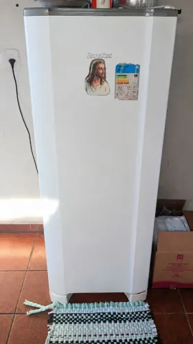 Geladeira Esmaltec 250 L - Funcinando tudo perfeitamente !!