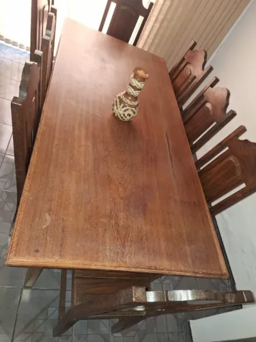 Mesa de jantar em madeira de lei com 8 cadeiras