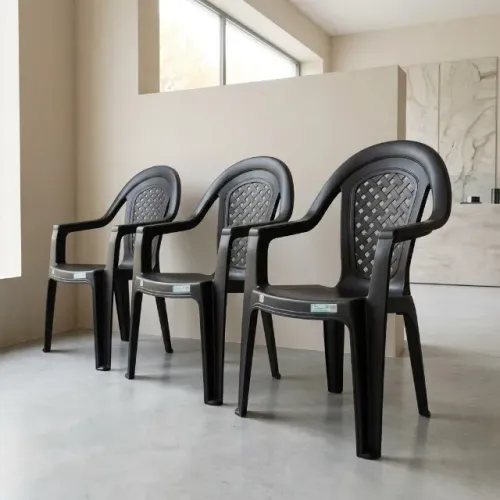 3 Cadeiras de Plastico material suporta 150 kg