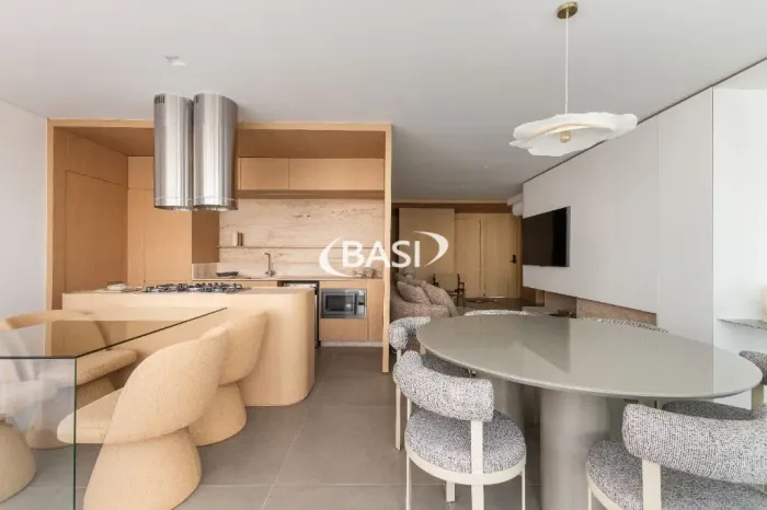 Apartamento todo decorado e mobiliado de 3 Suítes no Batel (2 vagas) .