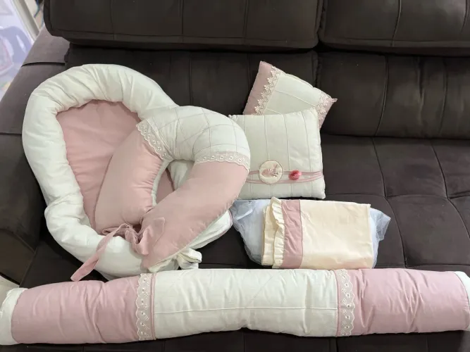 Kit Enxoval Menina Rosa/Branco (Ninho Redutor + Amamentação + Almofadas)