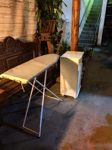 vendo cômoda e mesa de passar.