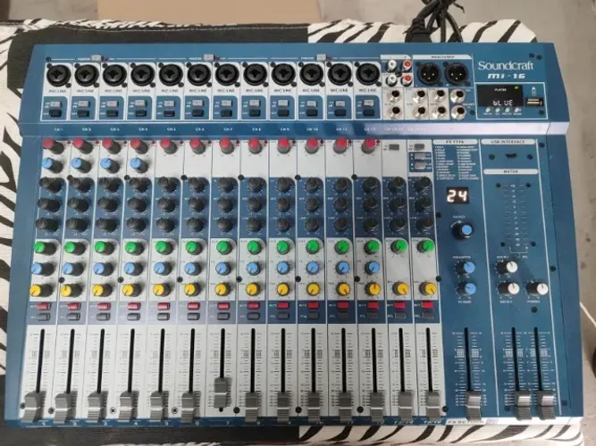 Mesa De Som Soundcraft Mi-16 Analógico Com 16 Canais