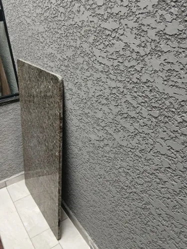 Pedra de granito tamanho.110 X 70 centímetros.