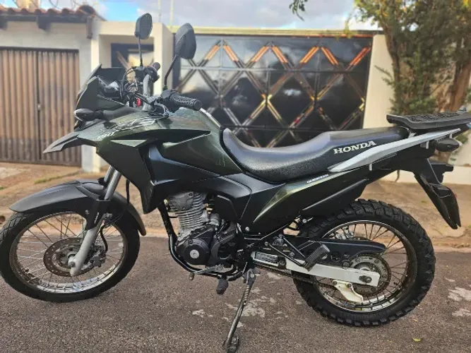 Honda XRE190 ano 2026 verde.