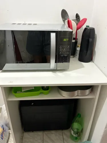 Vendo microondas, e uma mesa
