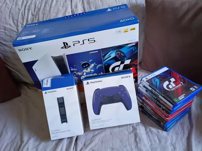 PS5 SLIM COM LEITOR DE DISCOS + JOGOS E ACESSÓRIOS