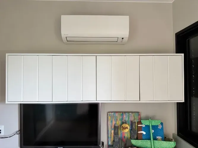 Armário de parede em MDF branco, com 4 portas