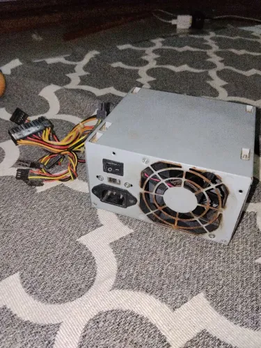 Fonte ATX de 200W funcionando mas está com defeito não liga o computador direito