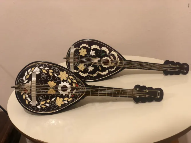 Bandolins com Caixa de Música em Miniatura