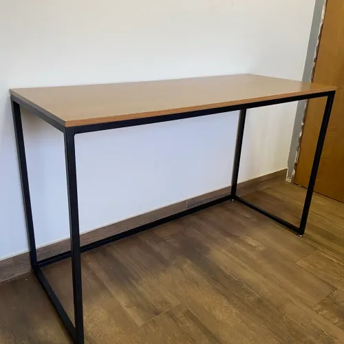 Mesa com design industrial ( Estudo e trabalho )