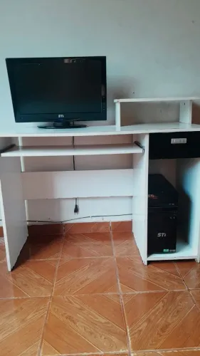 Computador e monitor Semp Toshiba mais mesa para computador