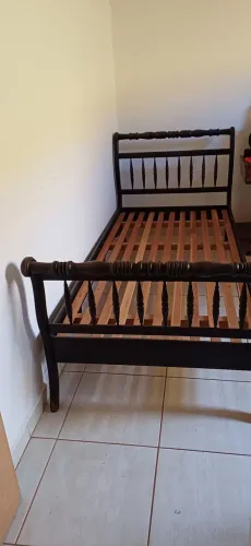 Cama solteiro ,madeira pura, reliquea + o colchao