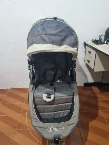 Vendo carrinho de bebê 