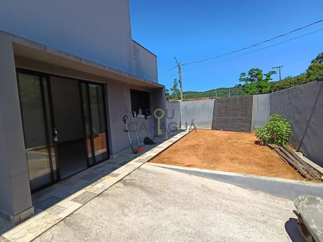 Casa Nova a venda com quintal perto da praia Massaguaçu em Caraguatatuba