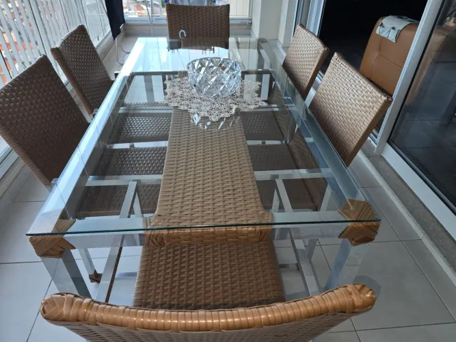 MESA DE VIDRO COM 6 CADEIRAS EM RATHAN