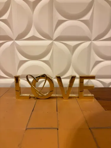 Placa Decorativa Cromada "LOVE" - Decoração Moderna
