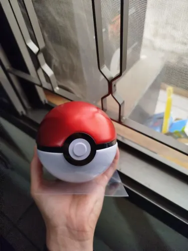 Pokébola em alumínio + 30 cartas aleatórias