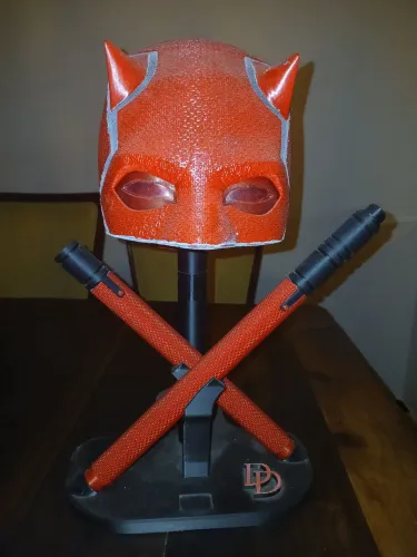 Demolidor capacete e bastões 