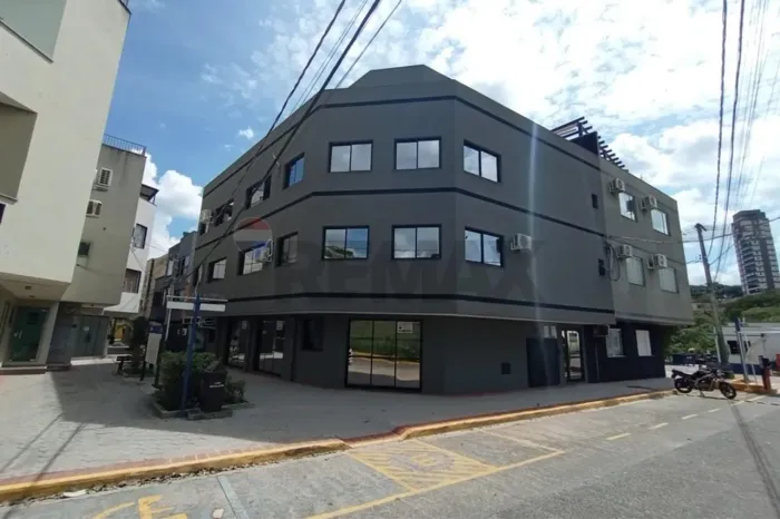 Sala comercial piso térreo, 04. Construção nova.
